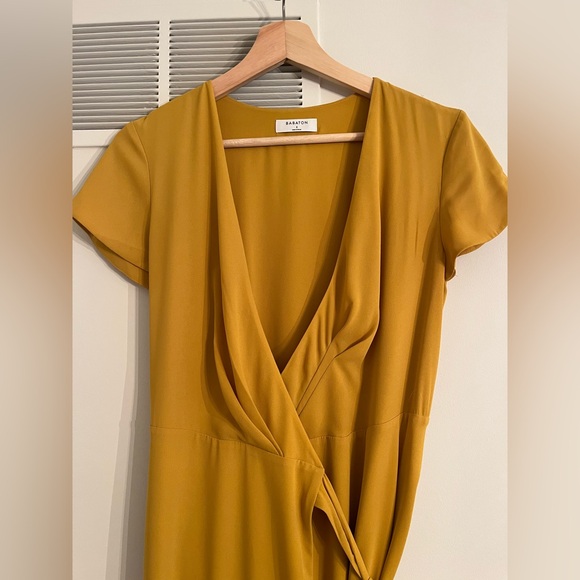 Aritzia Babaton Lyndon Wrap Dress in Yellow Sz Small - Picture 5 of 6